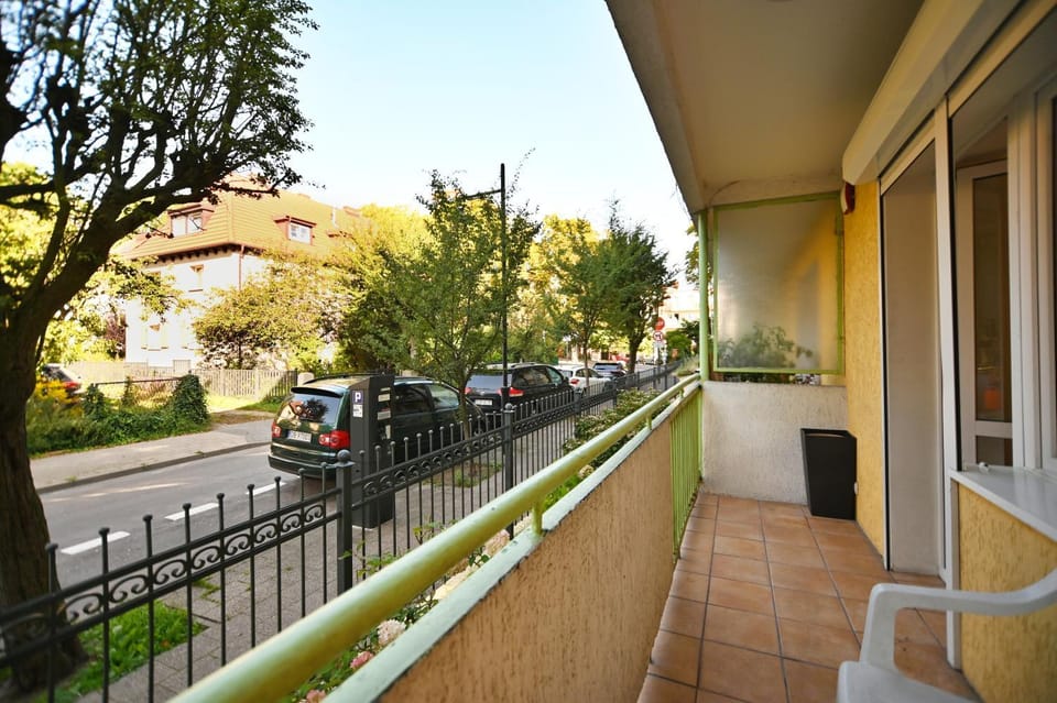 Property building, Neighbourhood, Balcony/Terrace, Street view