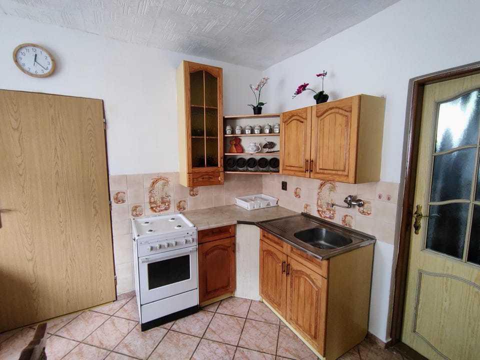 Kitchen or kitchenette, pet friendly, stove, toaster