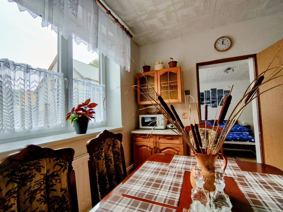 Kitchen or kitchenette, Dining area, minibar