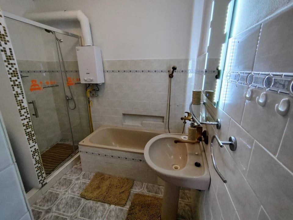 Shower, Bathroom, Bath, towels