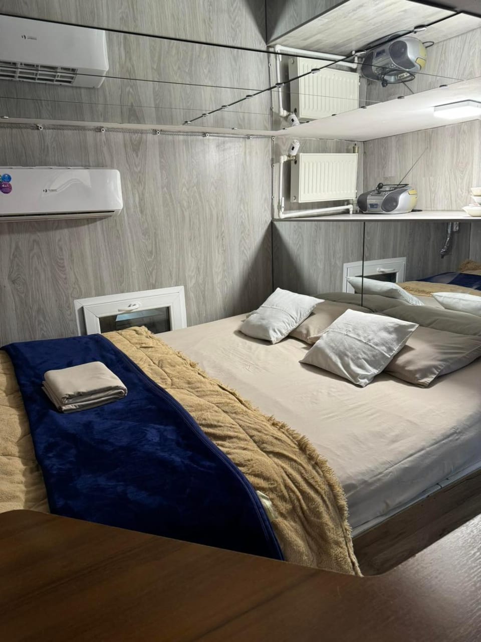 Bed, Seating area, Bedroom