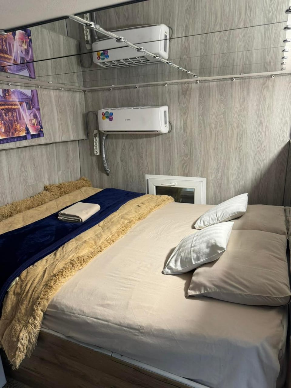 Bed, Photo of the whole room, Bedroom, air conditioner