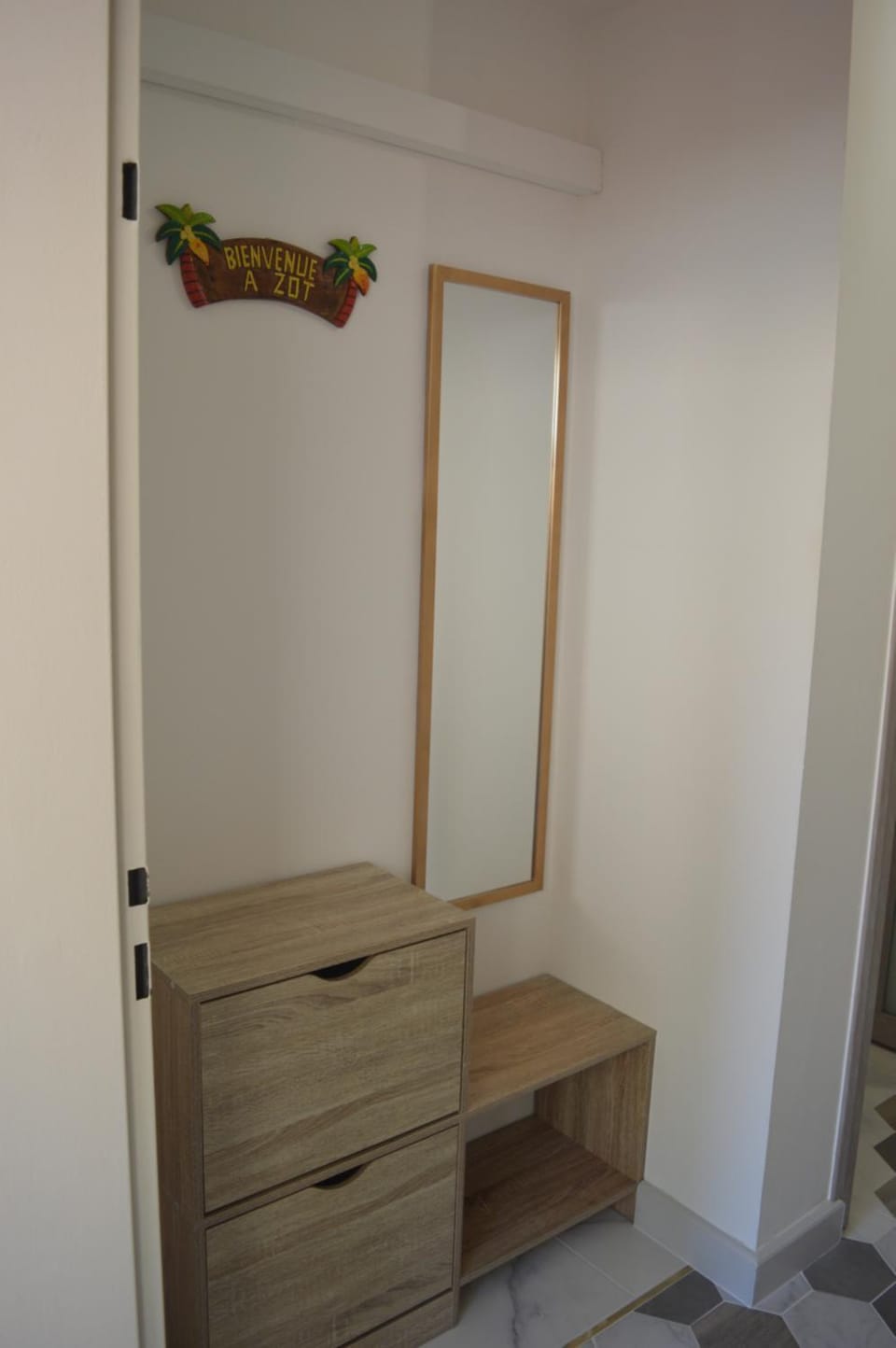 Facade/entrance, wardrobe