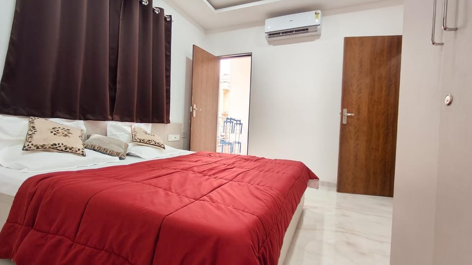 Bed, Photo of the whole room, Bedroom, wardrobe, air conditioner