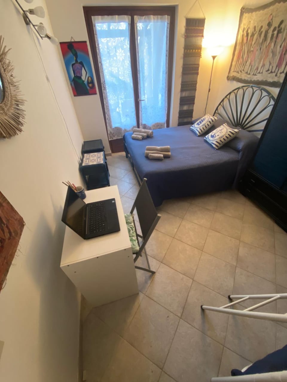 Bed, TV and multimedia, Photo of the whole room, Seating area, Bedroom