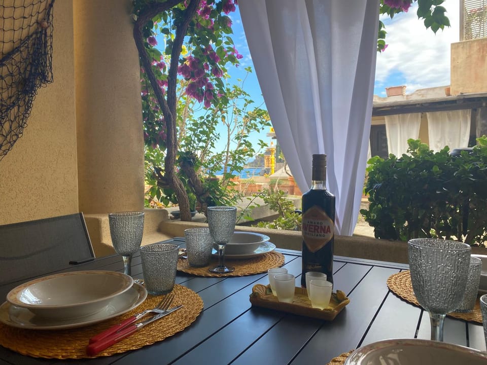 Patio, Day, Living room, Food and drinks, Seating area, Dining area, Food