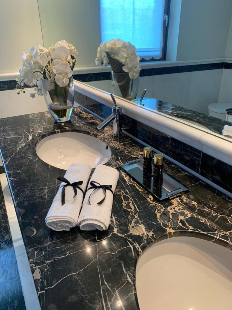 Bathroom, towels
