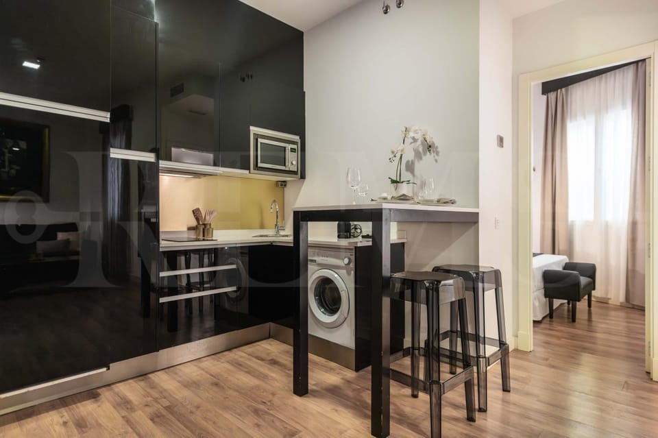 Black & Gold Suite Picasso-Inspired REMS Apartment in Malaga