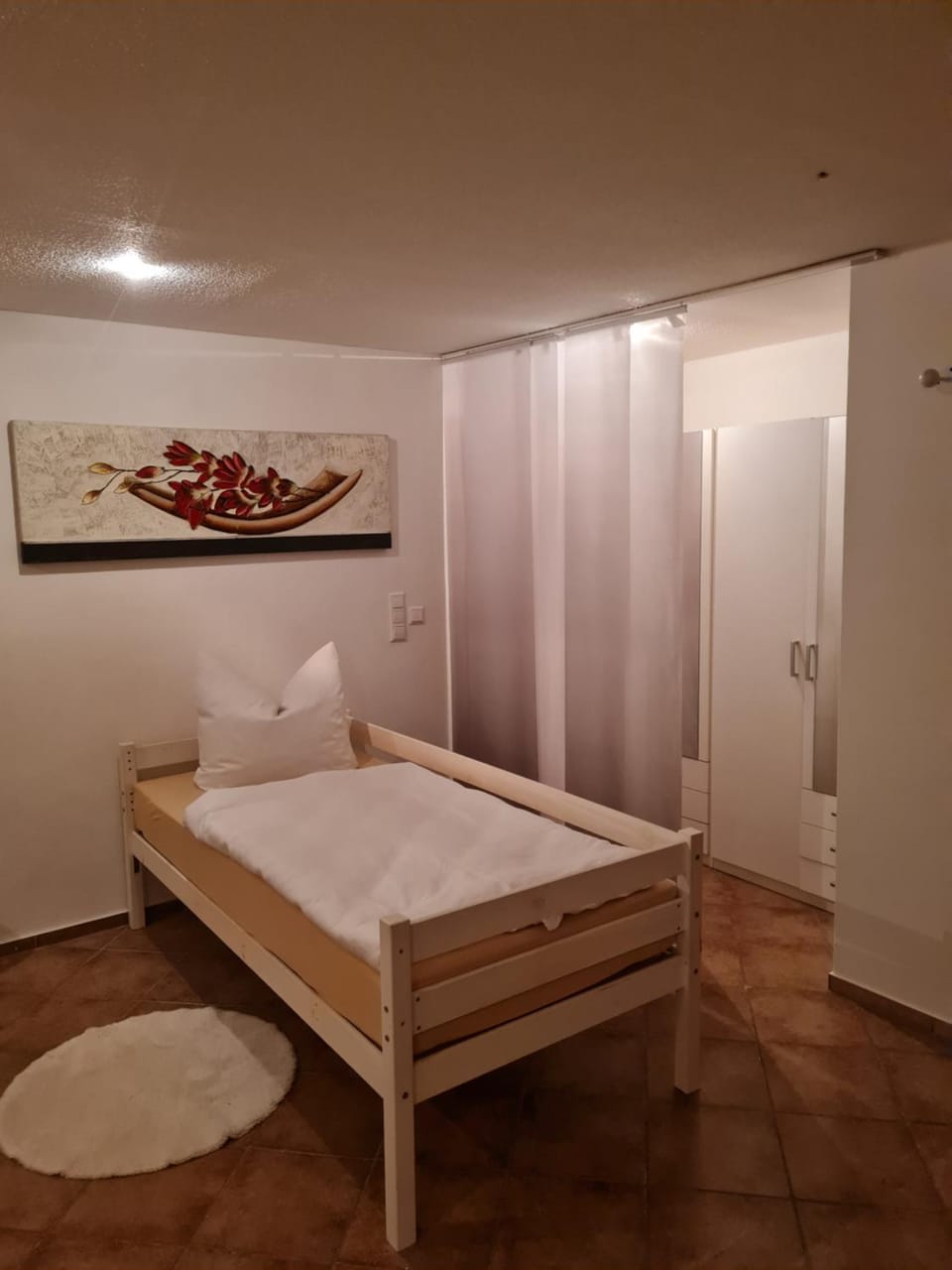 Photo of the whole room, Bedroom, wardrobe