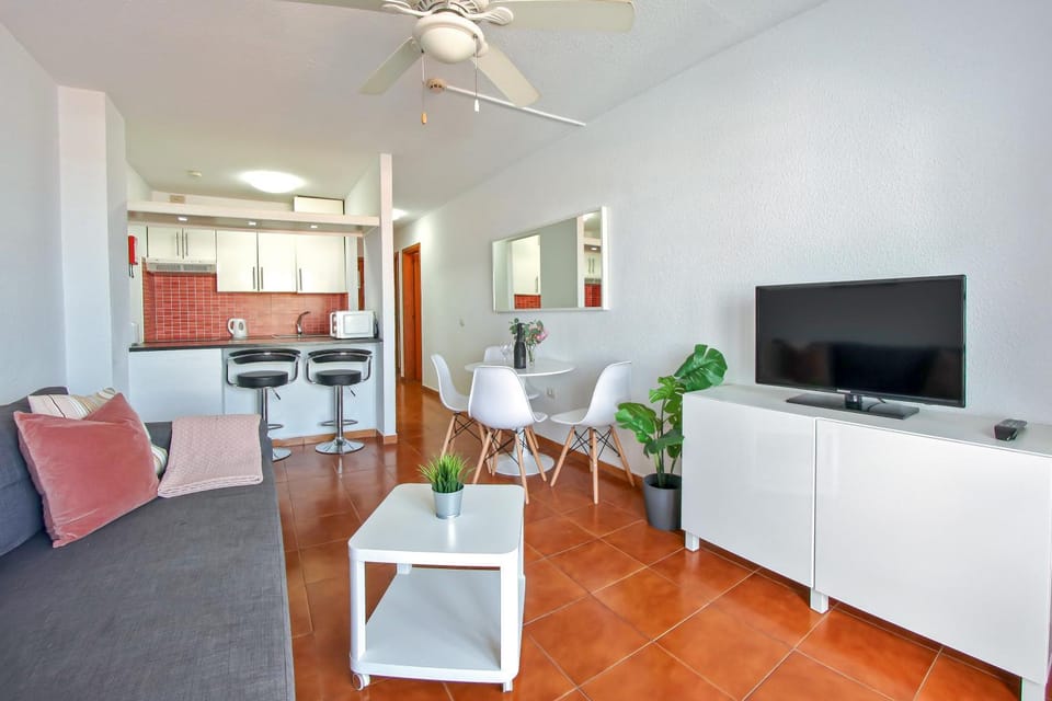 TV and multimedia, Kitchen or kitchenette, Living room, Dining area, fireplace, minibar, stove