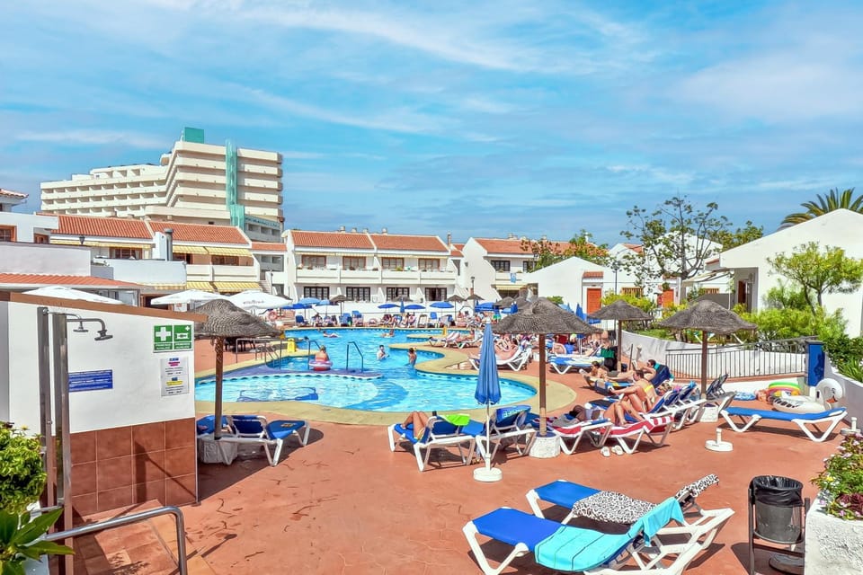 People, Pool view, Swimming pool, sunbed