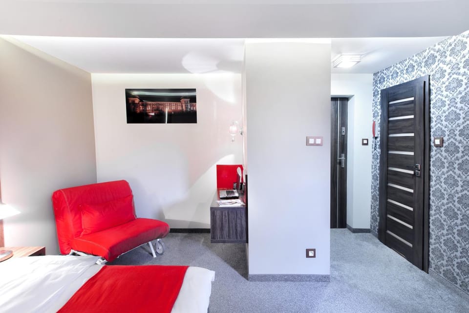 Photo of the whole room, Bedroom