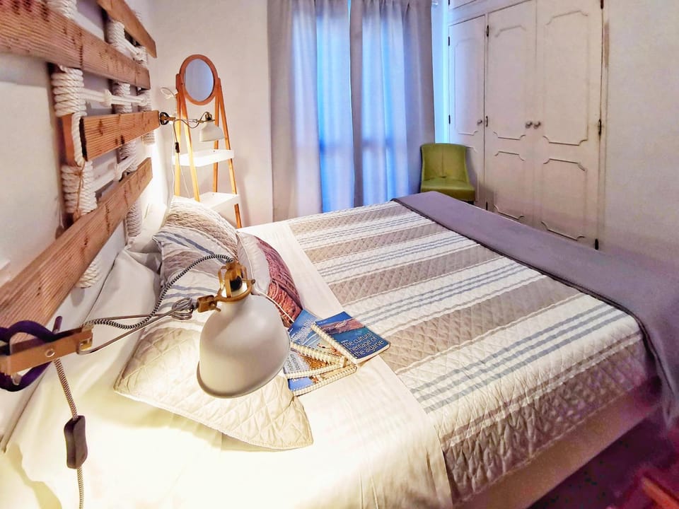 Bed, Photo of the whole room, Decorative detail, Bedroom