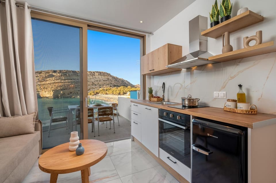 Kitchen or kitchenette, Sea view