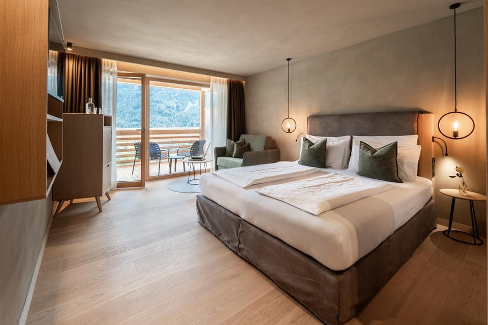 Bed, TV and multimedia, Living room, Bedroom, oven, wardrobe
