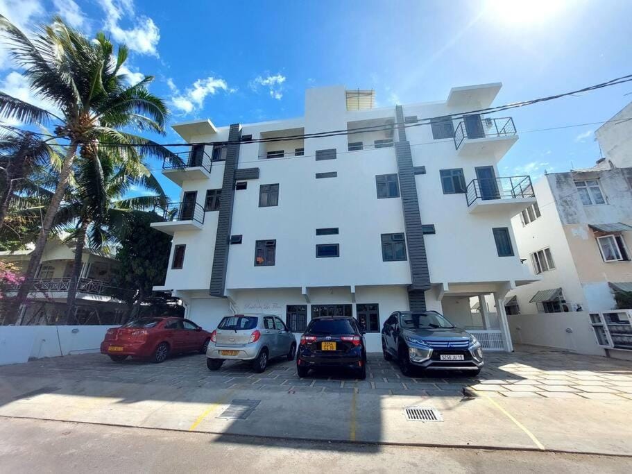 Property building, Facade/entrance, Day, Neighbourhood, Street view, Parking