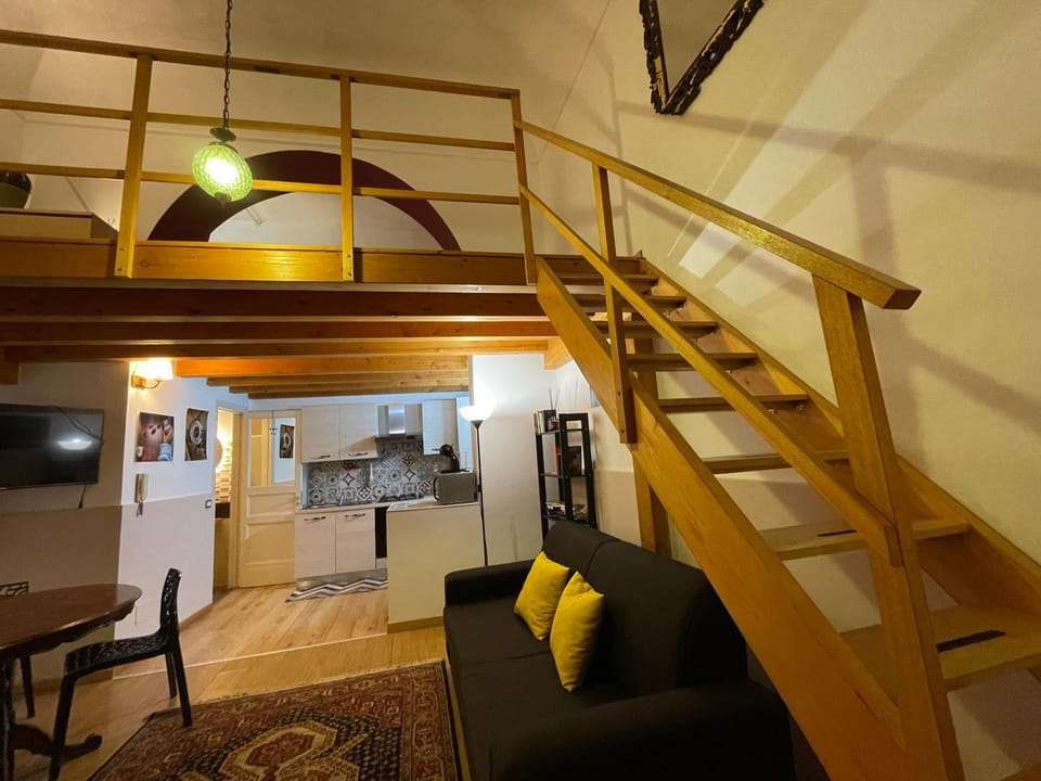 TV and multimedia, Kitchen or kitchenette, Living room, Seating area