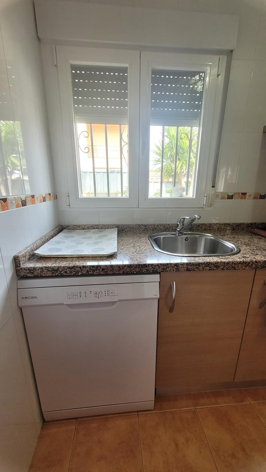 Kitchen or kitchenette, Garden view, dishwasher