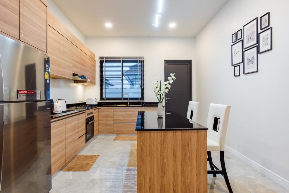 Kitchen or kitchenette, Dining area, minibar, oven, stove