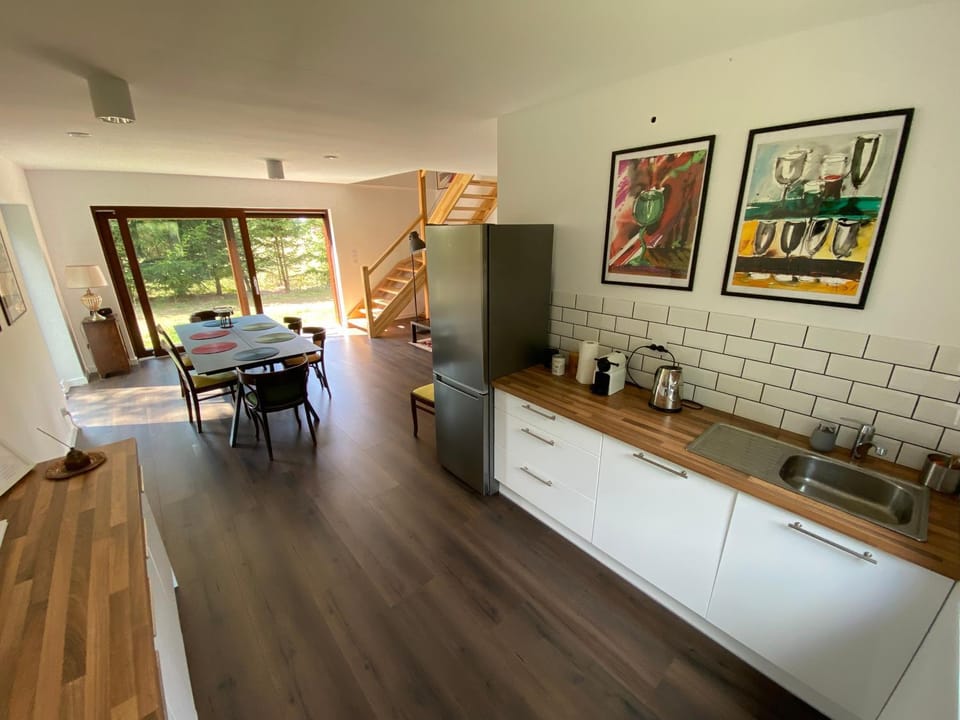 Kitchen or kitchenette, Dining area