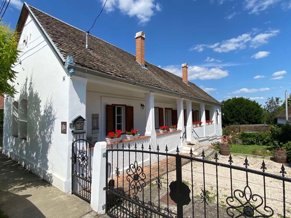 Property building, Day, Garden, Garden view