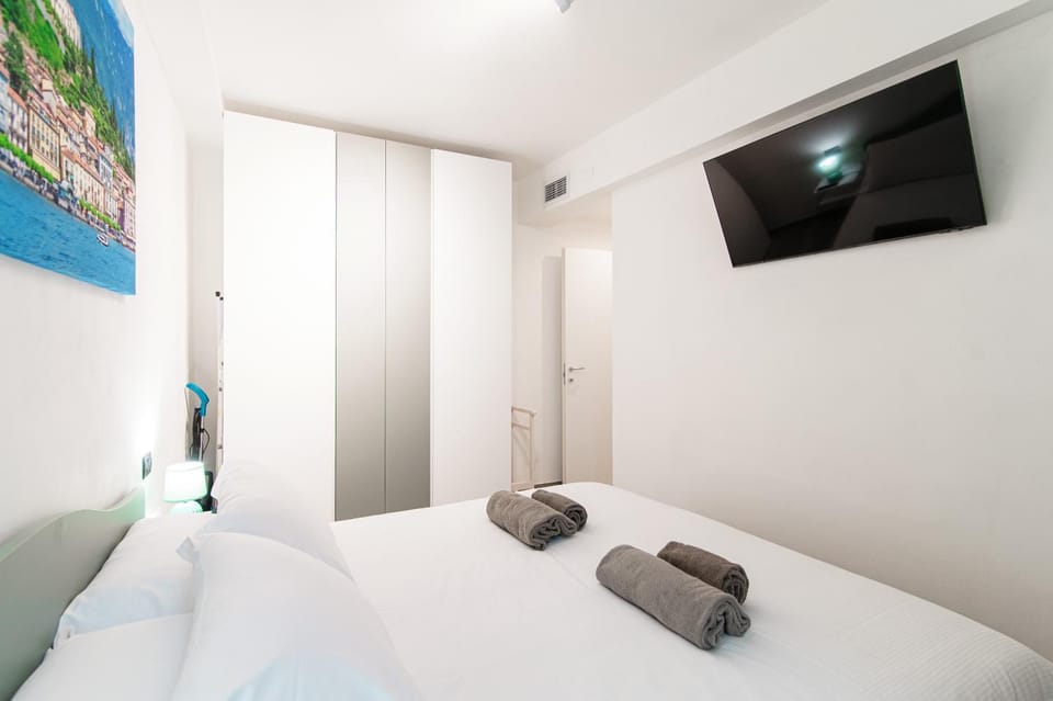 Bed, TV and multimedia, Photo of the whole room, Bedroom, towels