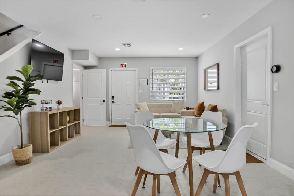 TV and multimedia, Living room, Seating area, Dining area