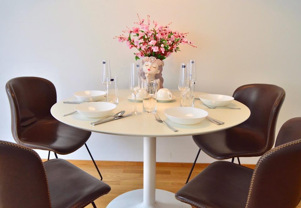 Living room, Food and drinks, Seating area, Dining area, Drinks