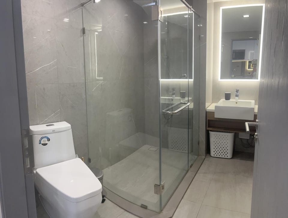 Shower, Toilet