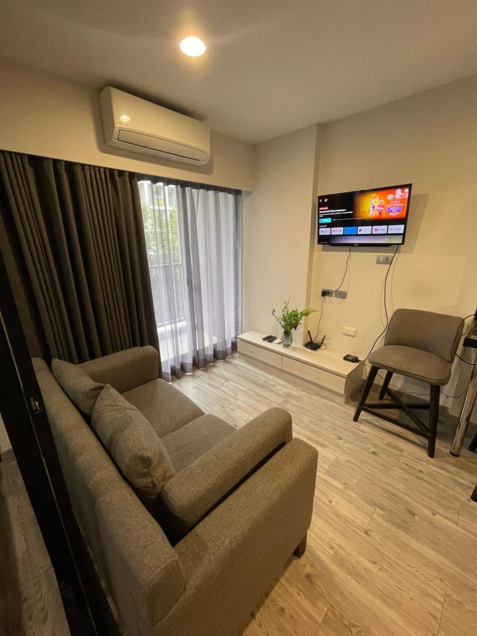 TV and multimedia, Living room, Seating area, Evening entertainment, air conditioner