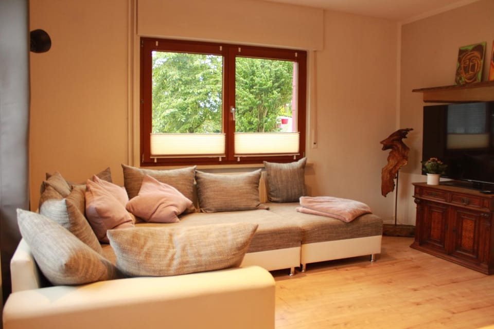 Communal lounge/ TV room, TV and multimedia, Living room, Seating area