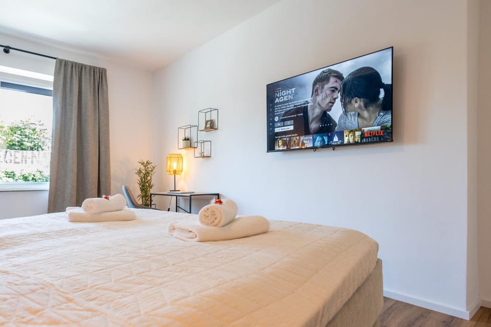 Bed, TV and multimedia, Photo of the whole room, Bedroom