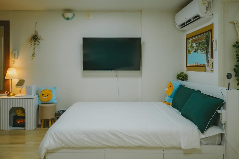 Bed, TV and multimedia, Bedroom, air conditioner