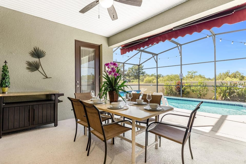 Patio, Dining area, Pool view, Swimming pool