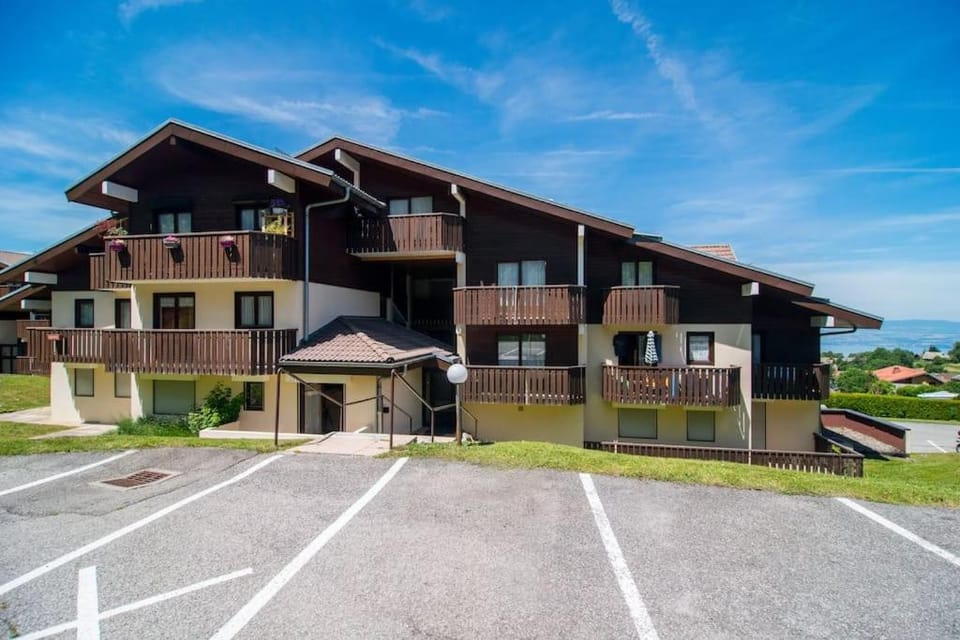 Property building, Facade/entrance, Day, Natural landscape, Parking