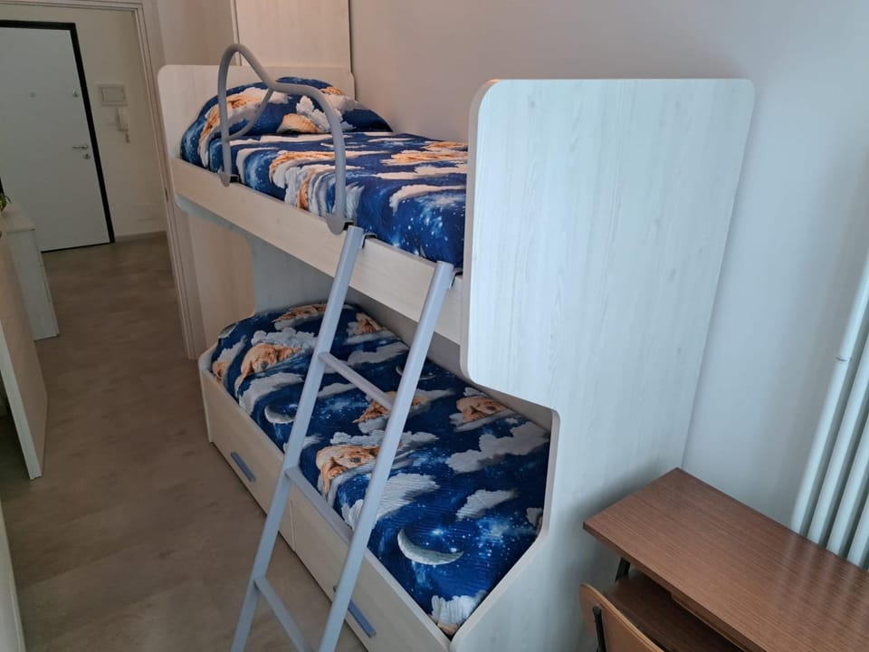 Bedroom, bunk bed