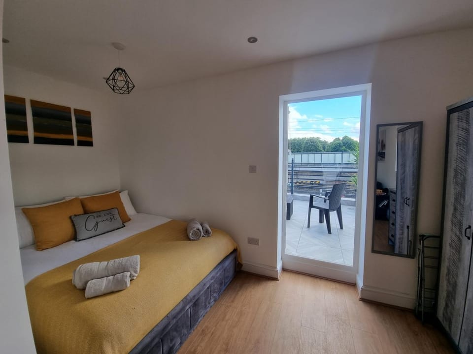 Stunning roof terrace studio flat Apartment in London