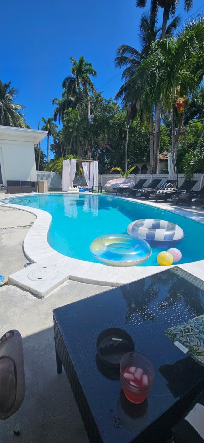 Pool Paradise Half mile to Beach w Massive Yard! Villa in Hollywood