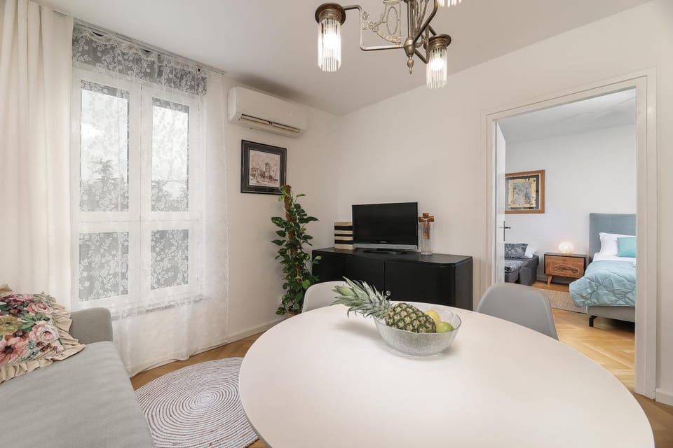 Bed, TV and multimedia, Living room, Seating area, Bedroom