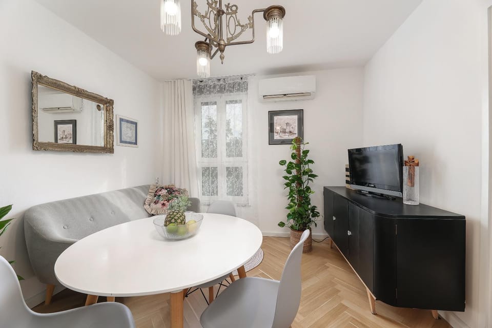 TV and multimedia, Living room, Seating area, air conditioner