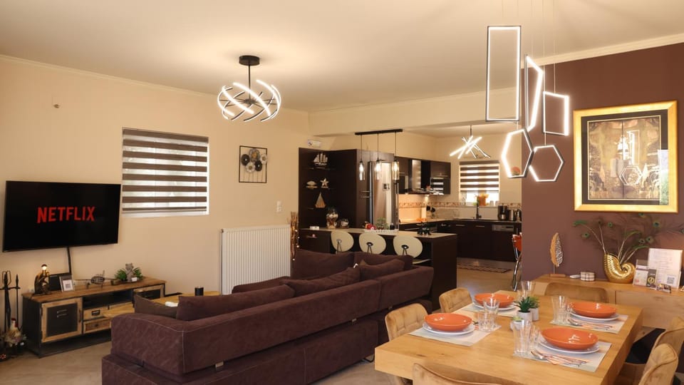 TV and multimedia, Seating area, Dining area, kitchen
