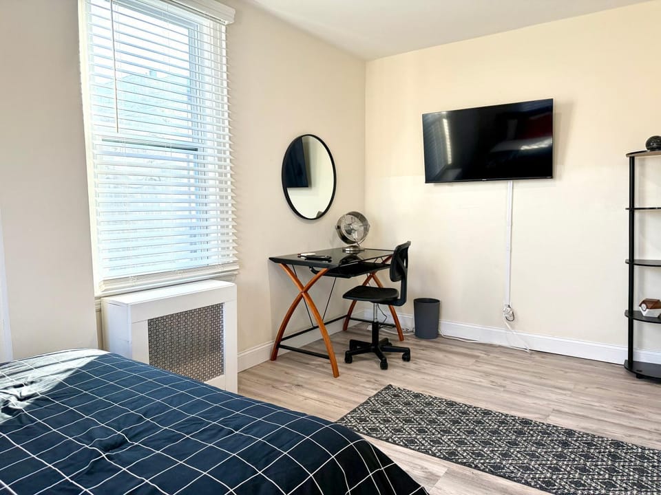 Bed, TV and multimedia, Bedroom