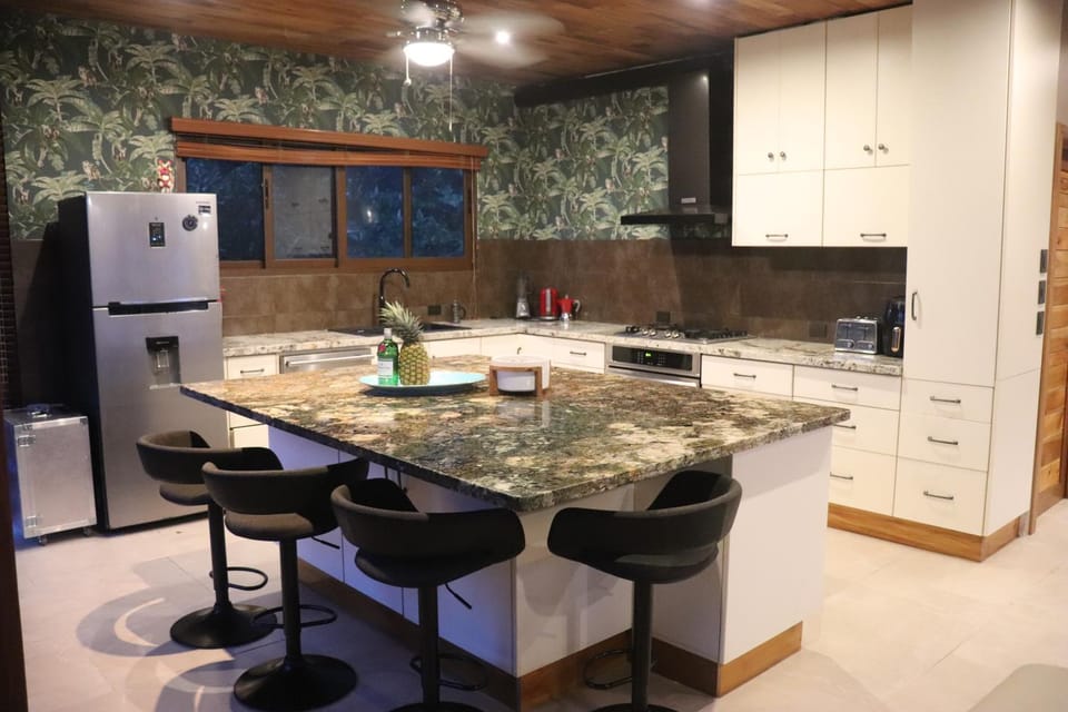 Kitchen or kitchenette, Dining area, pet friendly, stove