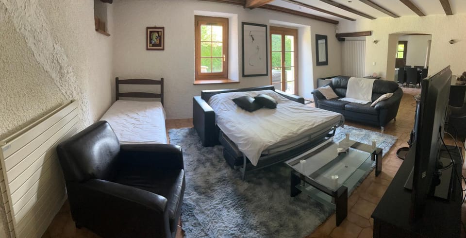 Bed, TV and multimedia, Living room