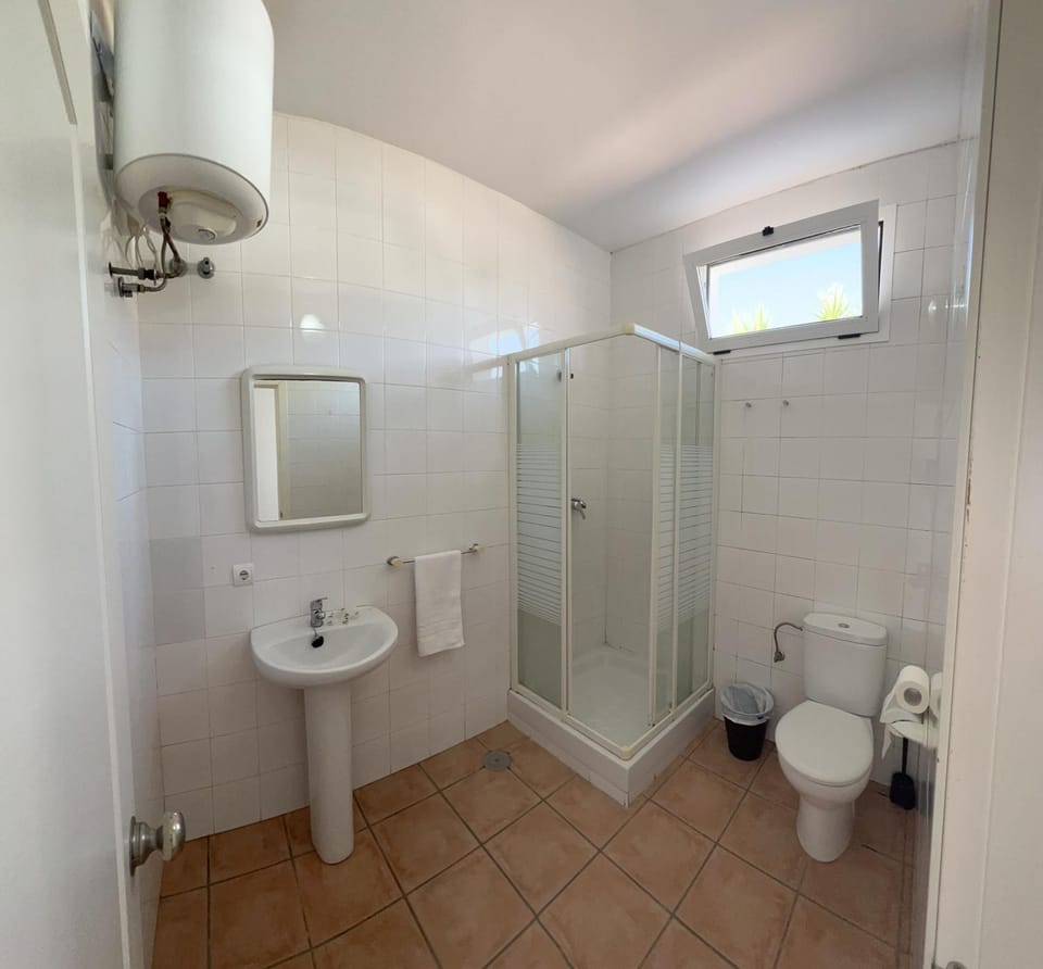 Shower, Toilet, Bathroom, bidet, towels