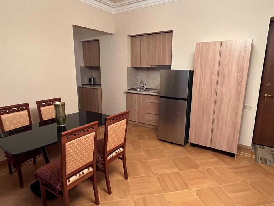 Kitchen or kitchenette, Dining area, minibar, pet friendly