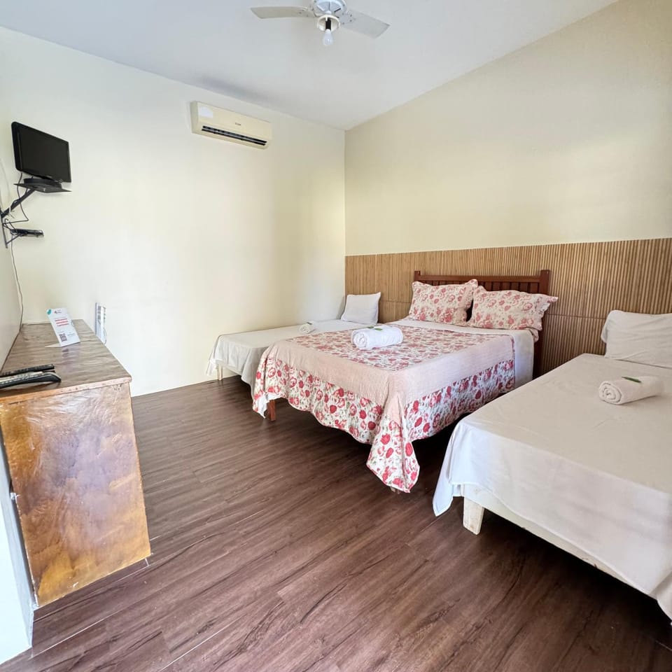 Bed, TV and multimedia, Photo of the whole room, Bedroom, air conditioner