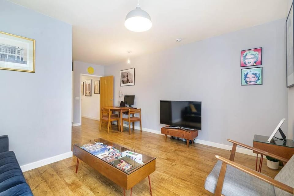Urban Chic: Modern Flat East London next to canal Apartment in London Borough of Islington