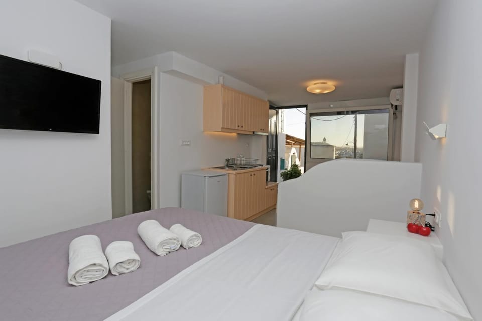 Bed, TV and multimedia, Kitchen or kitchenette, Photo of the whole room, Bedroom, towels