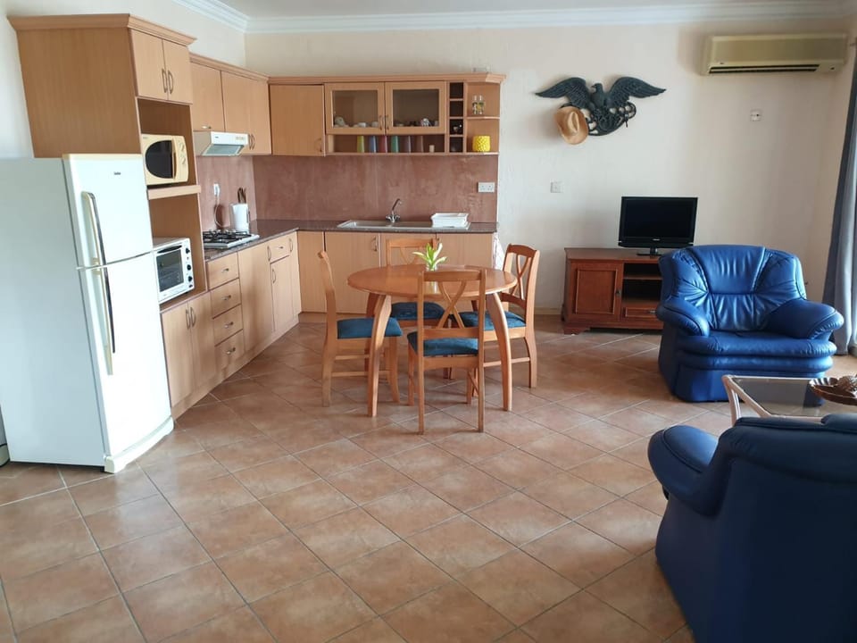 Communal lounge/ TV room, TV and multimedia, Seating area, minibar, stove